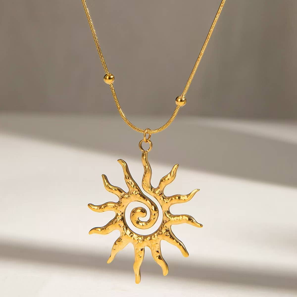 Colar de aço inoxidável com pendente de sol