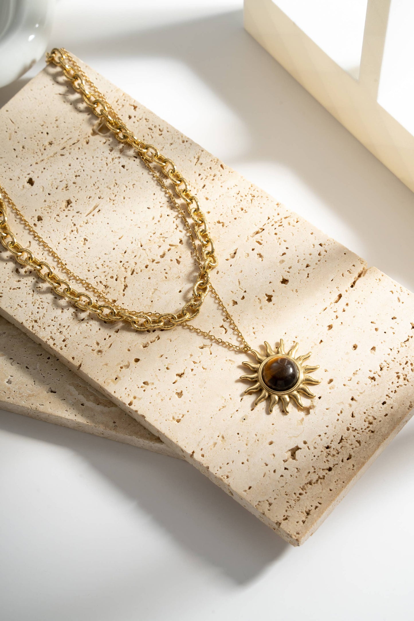 Colar Sol Olho de Tigre Aço Inoxidável Dourado Brilho