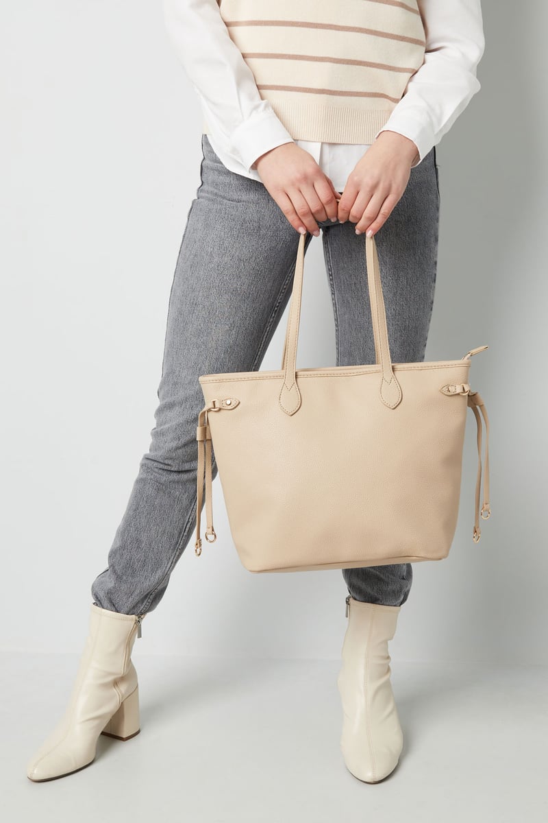 Handbag with straps