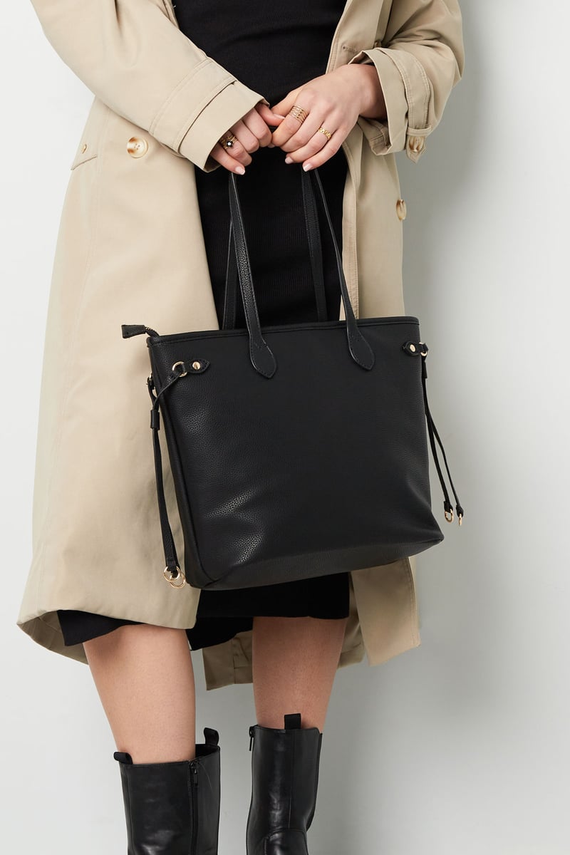 Handbag with straps