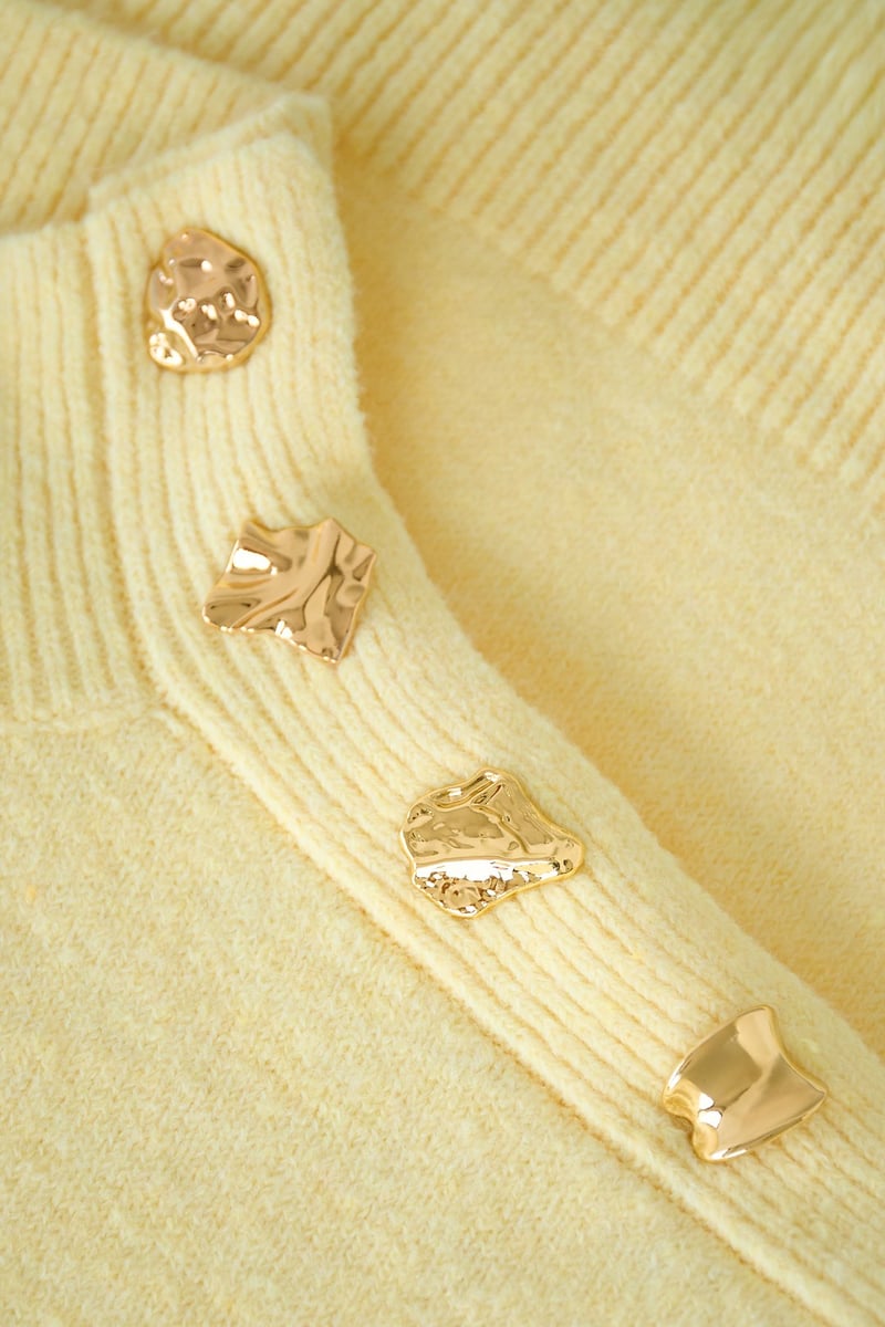 Sweater with buttons on the shoulder