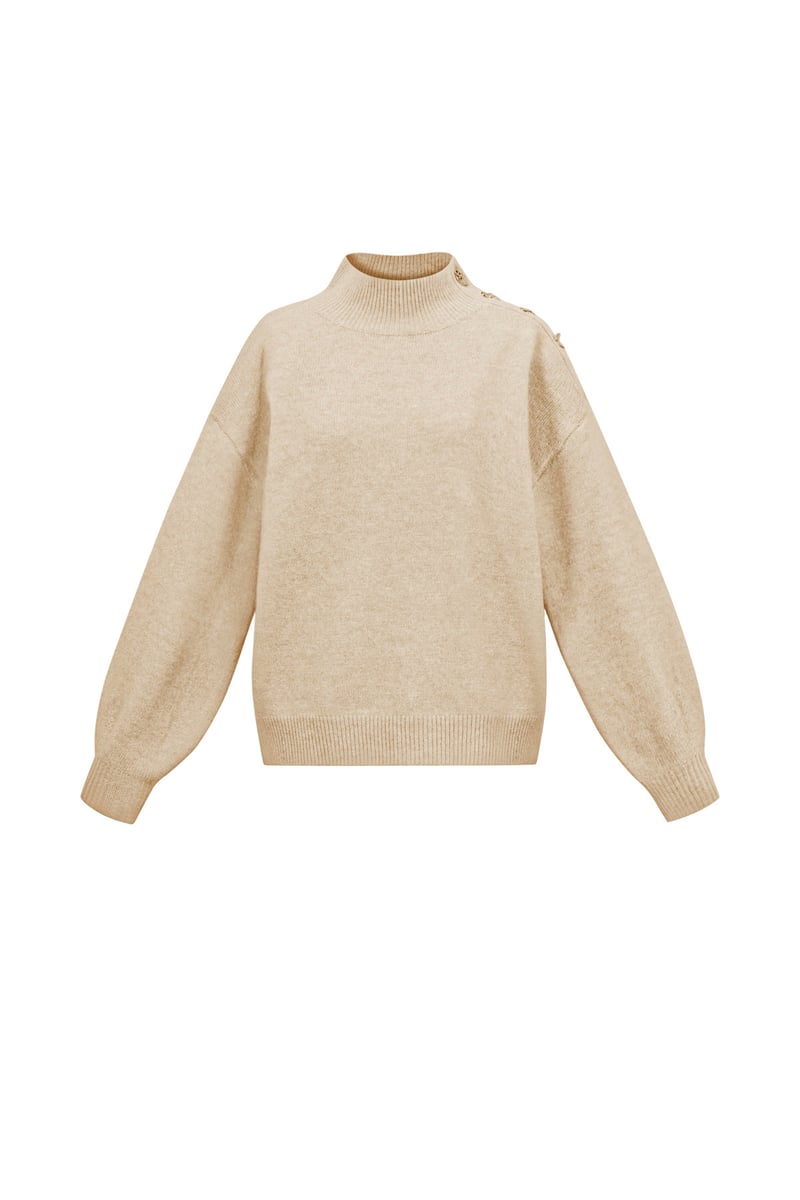 Sweater with buttons on the shoulder