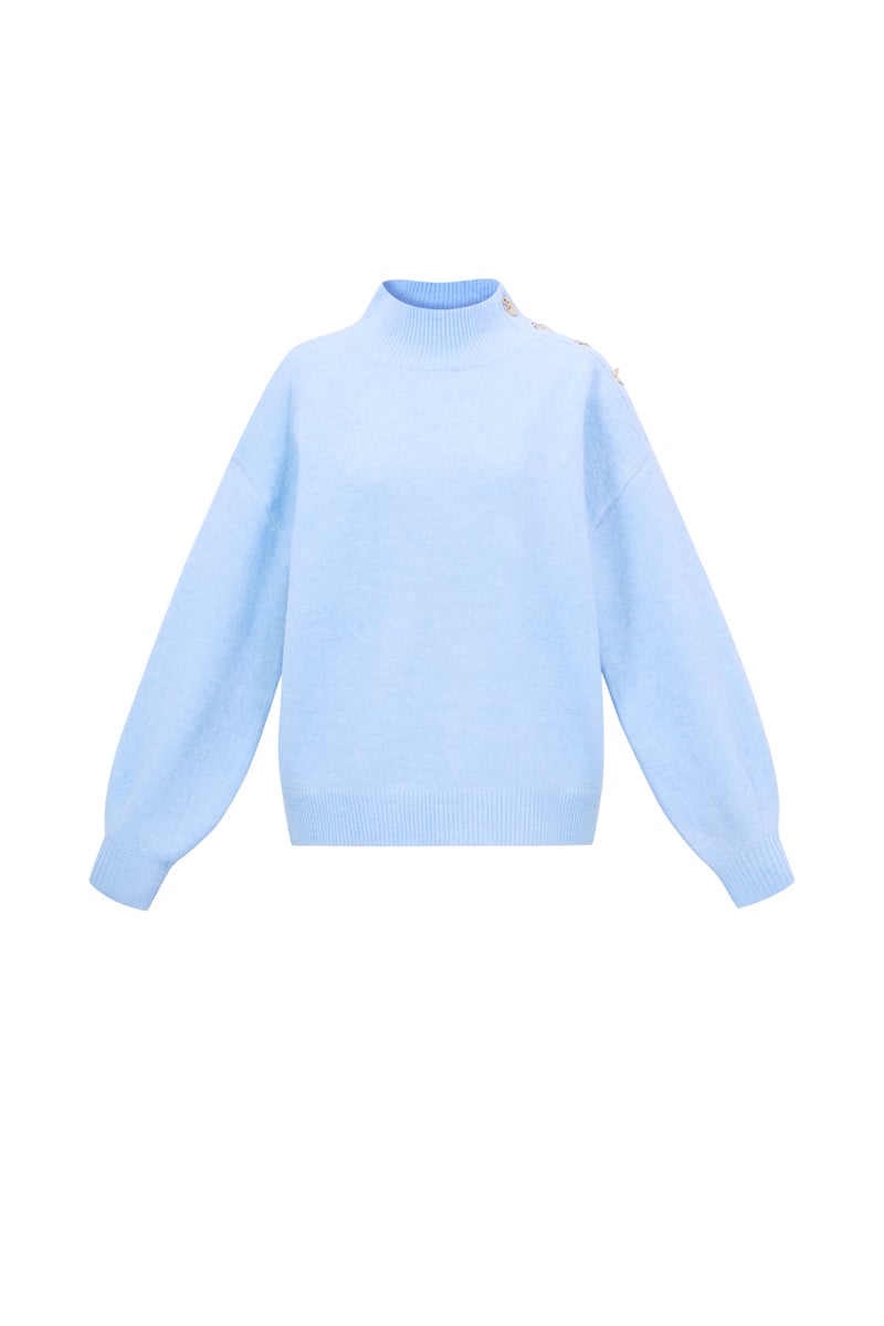 Sweater with buttons on the shoulder