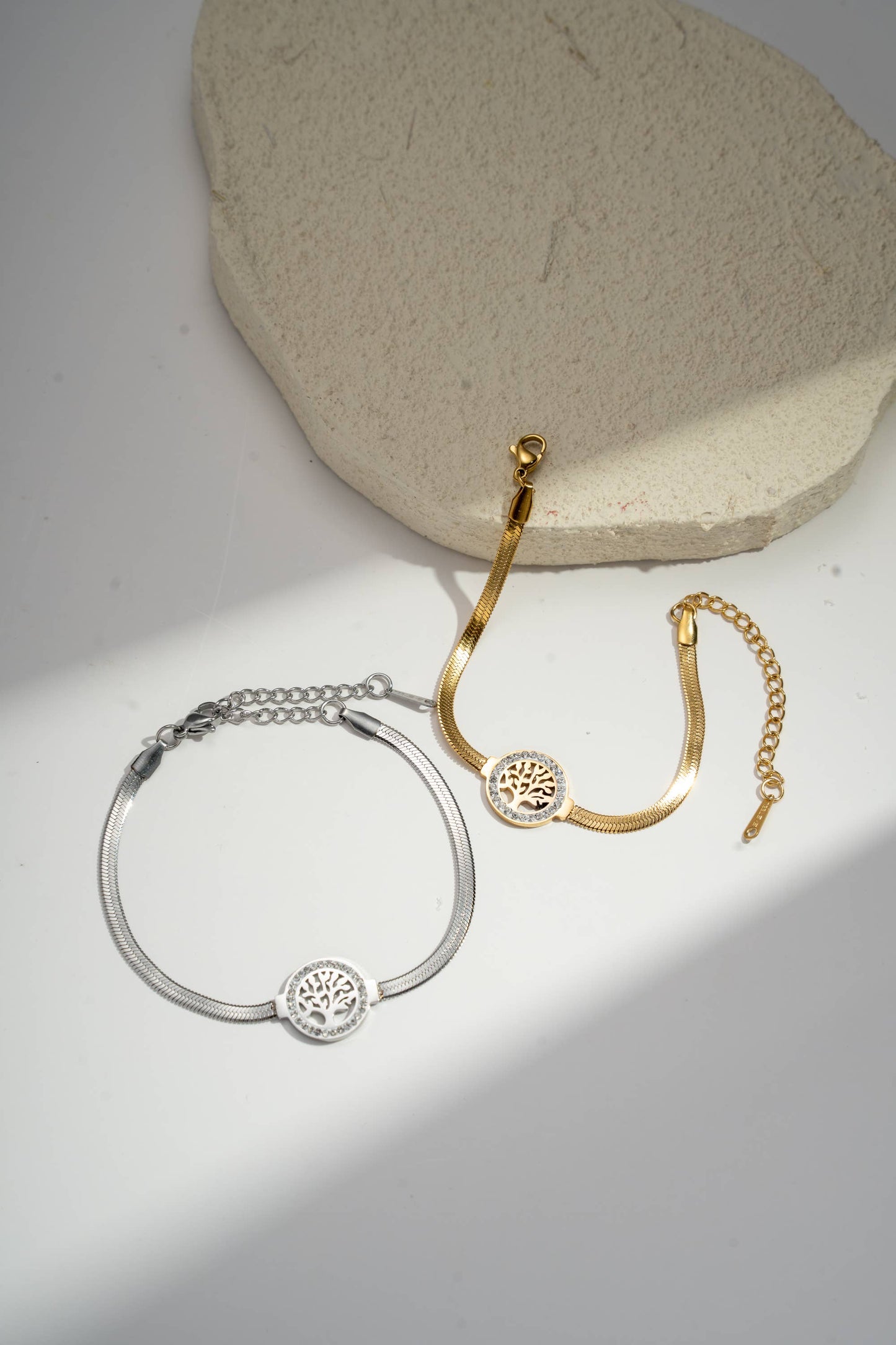 Pulseira em aço inoxidável refinado com padrão de árvore da vida