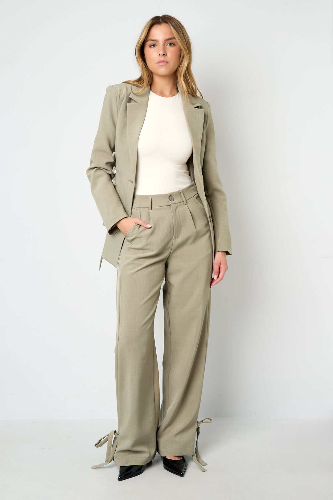 Pants with bows