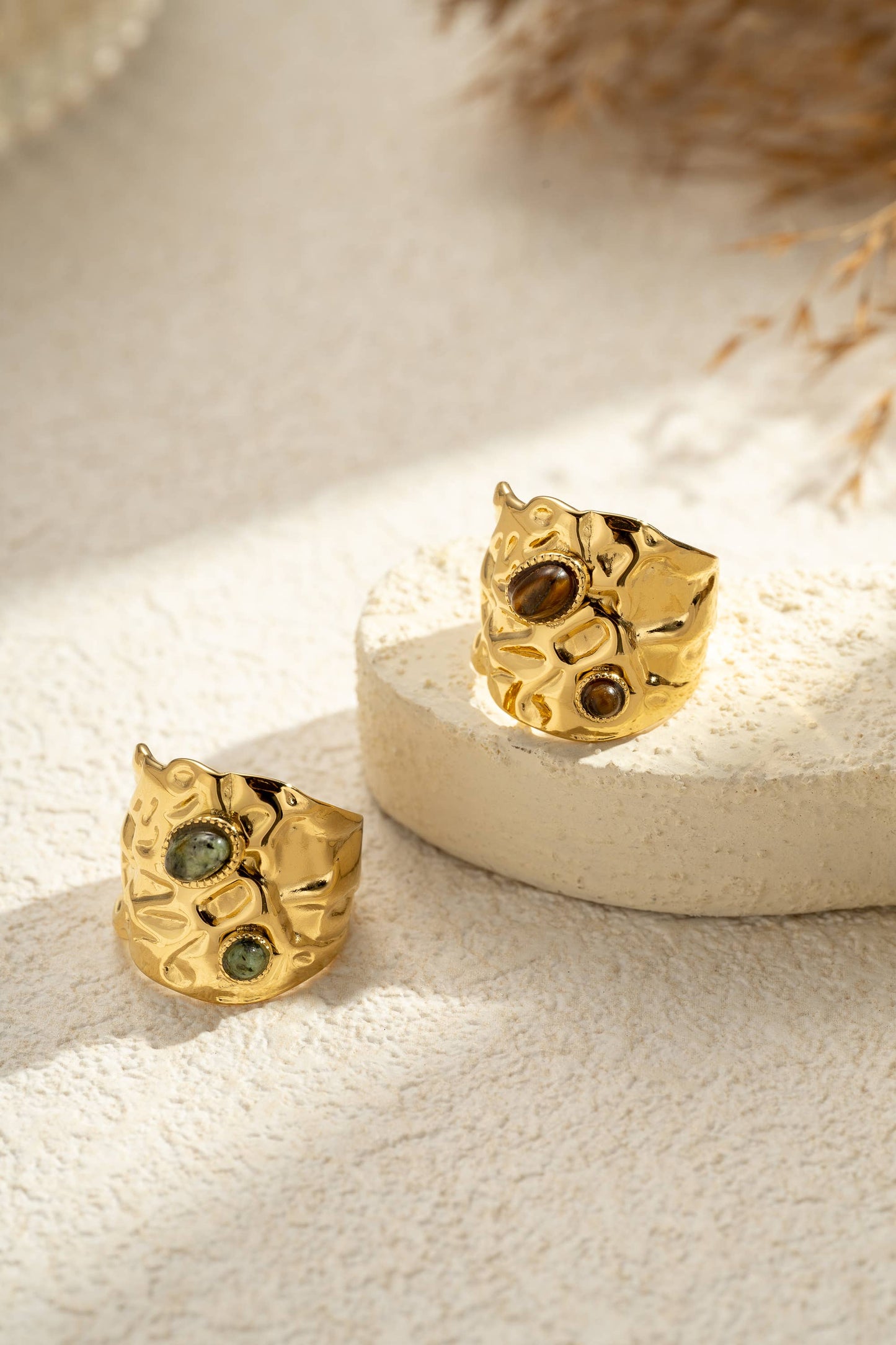 Anel martelado Dourado Pedra natural Oval Aço Inoxidável