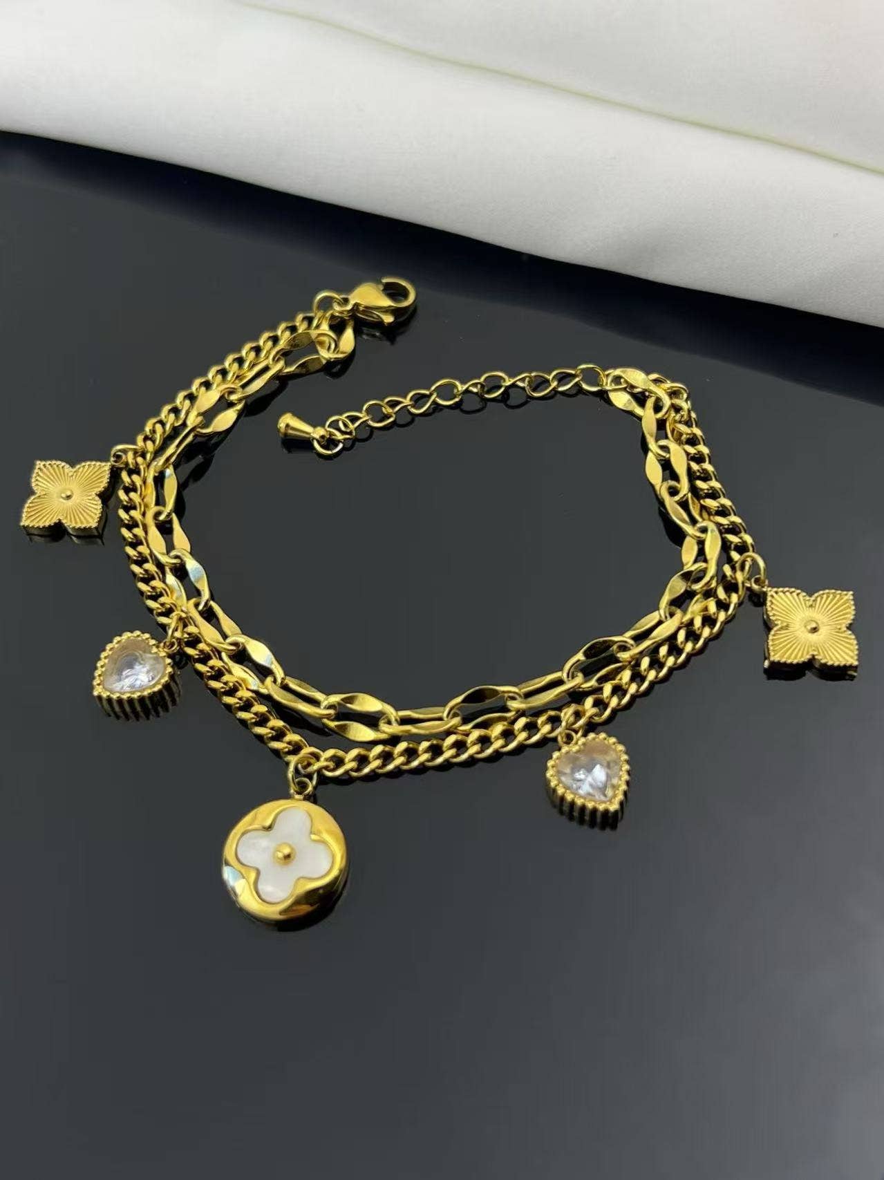 Pulseira de berloques flores e corações de duas voltas em aço inoxidável