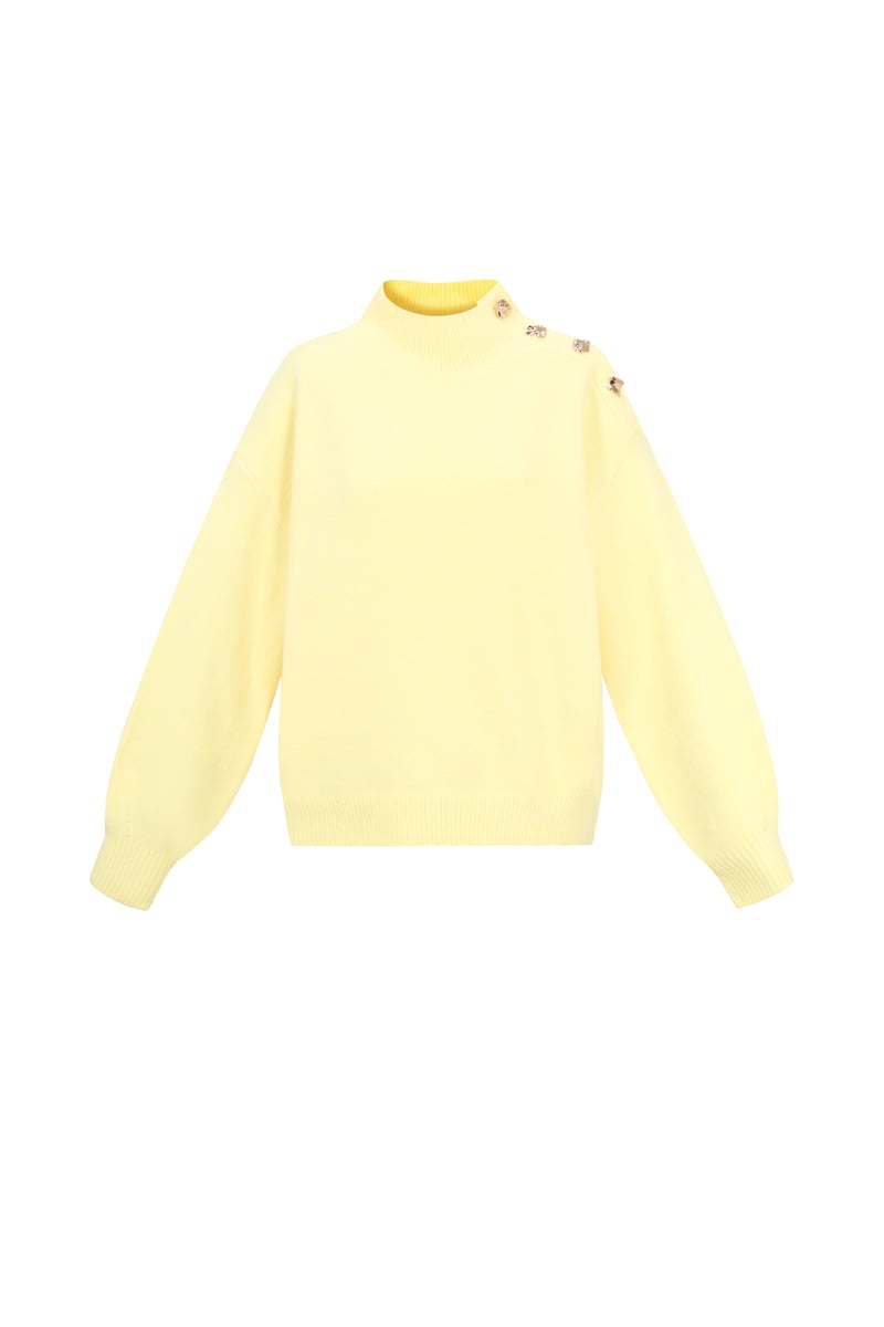 Sweater with buttons on the shoulder